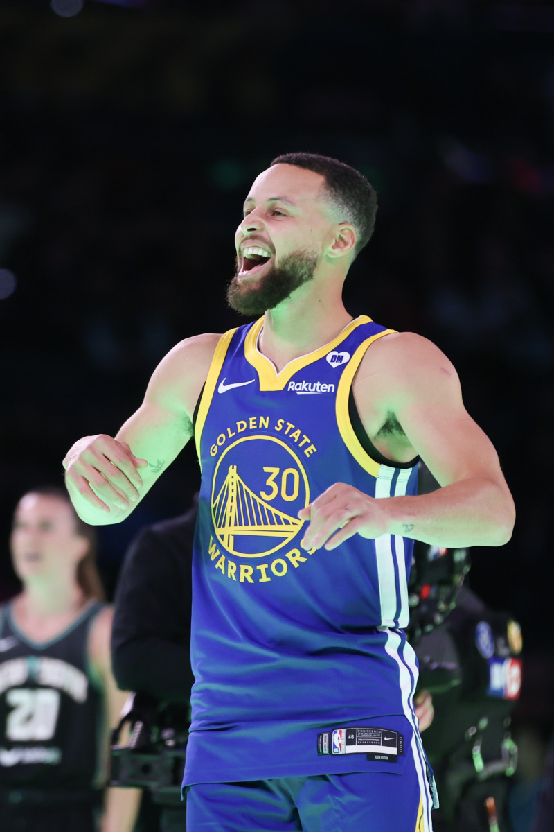  库里迎来十五赛季高光表现，瑞士队球迷沸腾！